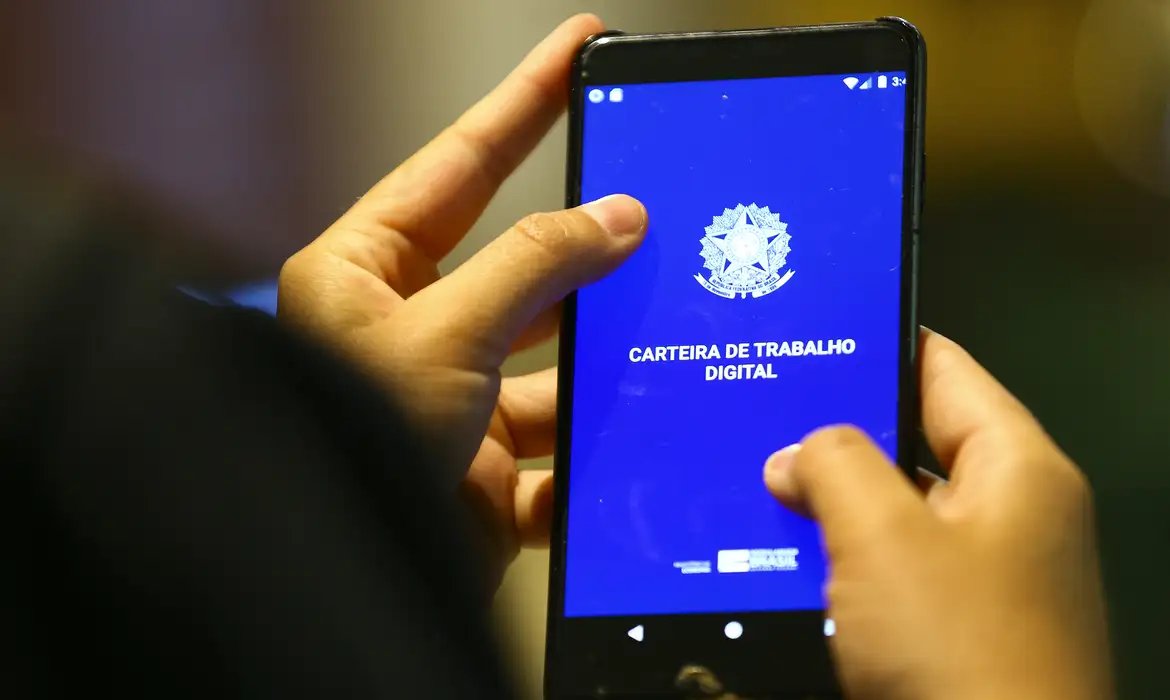 Rendimento cresce 2,8% em 1 ano e chega a R$ 3.738