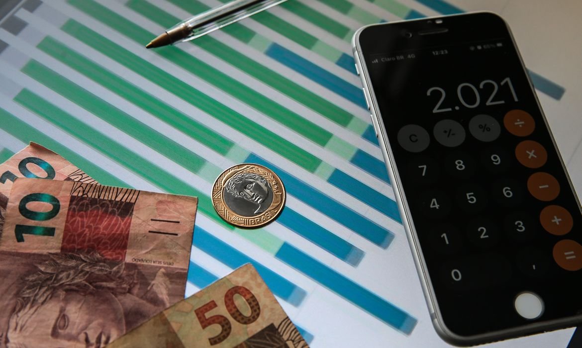 Taxa básica de juros foi mantida pelos analistas em 14%
