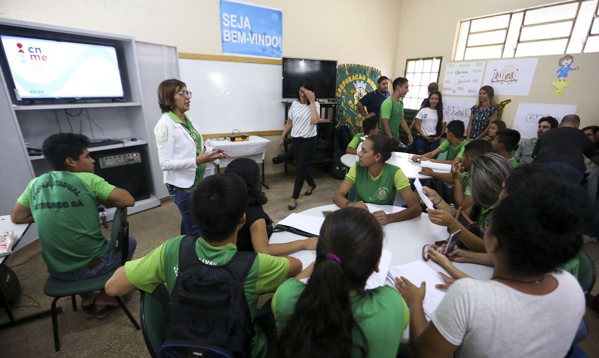 Valor de R$ 200 é depositado em conta da Caixa em nome do estudante