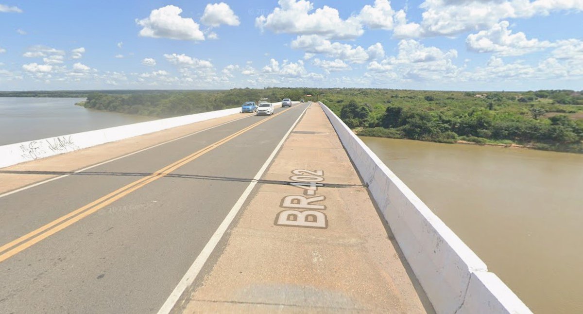 A ponte da BR-402 fica sobre o Rio Várzea, no KM 65,92.
