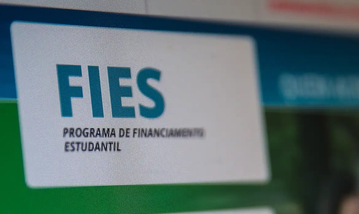 Estudantes podem parcelar dívidas e limpar nome no BB e na Caixa