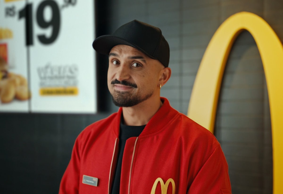 Humorista veste a camisa e entra em cena para mostrar que quatro itens por R$ 19,90 compensam demais