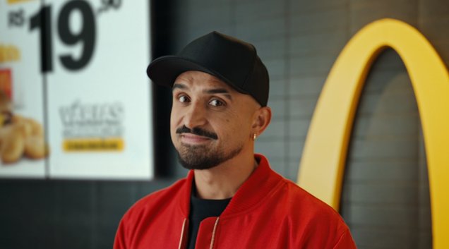 Humorista veste a camisa e entra em cena para mostrar que quatro itens por R$ 19,90 compensam demais (Foto: REPRODUÇÃO)