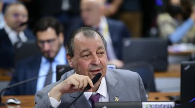 Omar Aziz (PSD-AM) tenta evitar que o texto volte para a Câmara; Lula atua por acordo para avanço antes das eleições (Foto: Pedro França/Agência Senado)