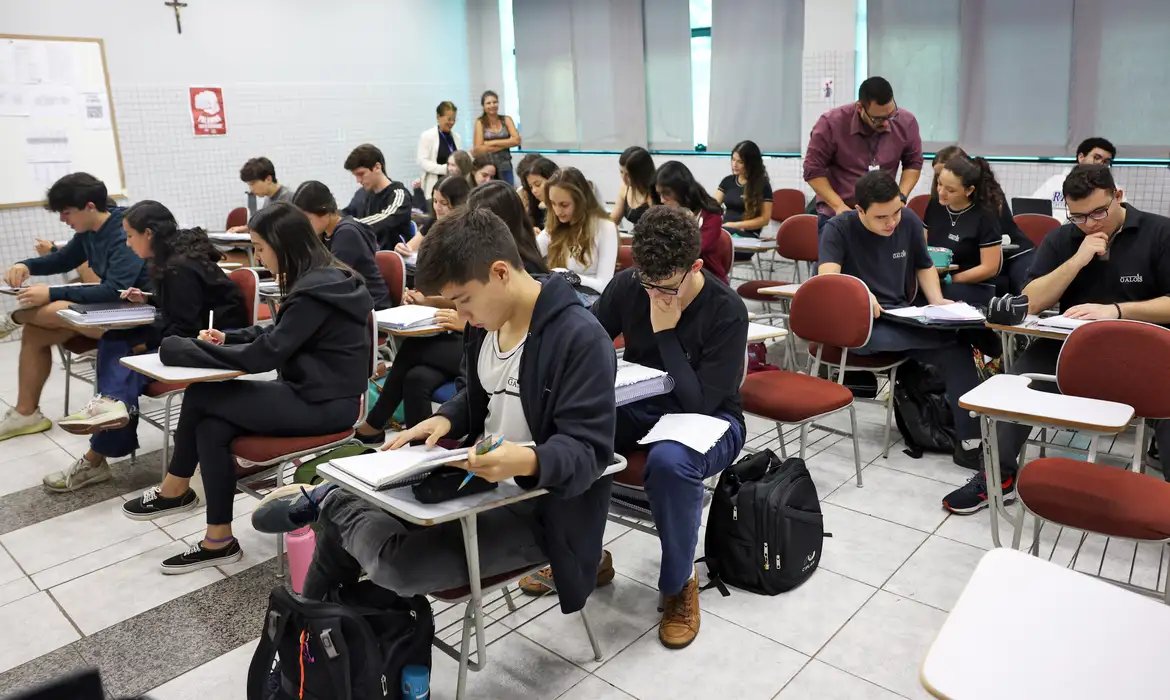 Programa oferece bolsas de estudo integrais e parciais
