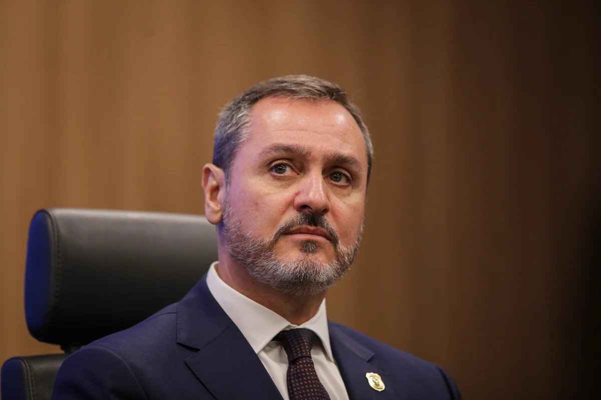 Ele também afastou diretor de Inteligência da PF Leandro Almada