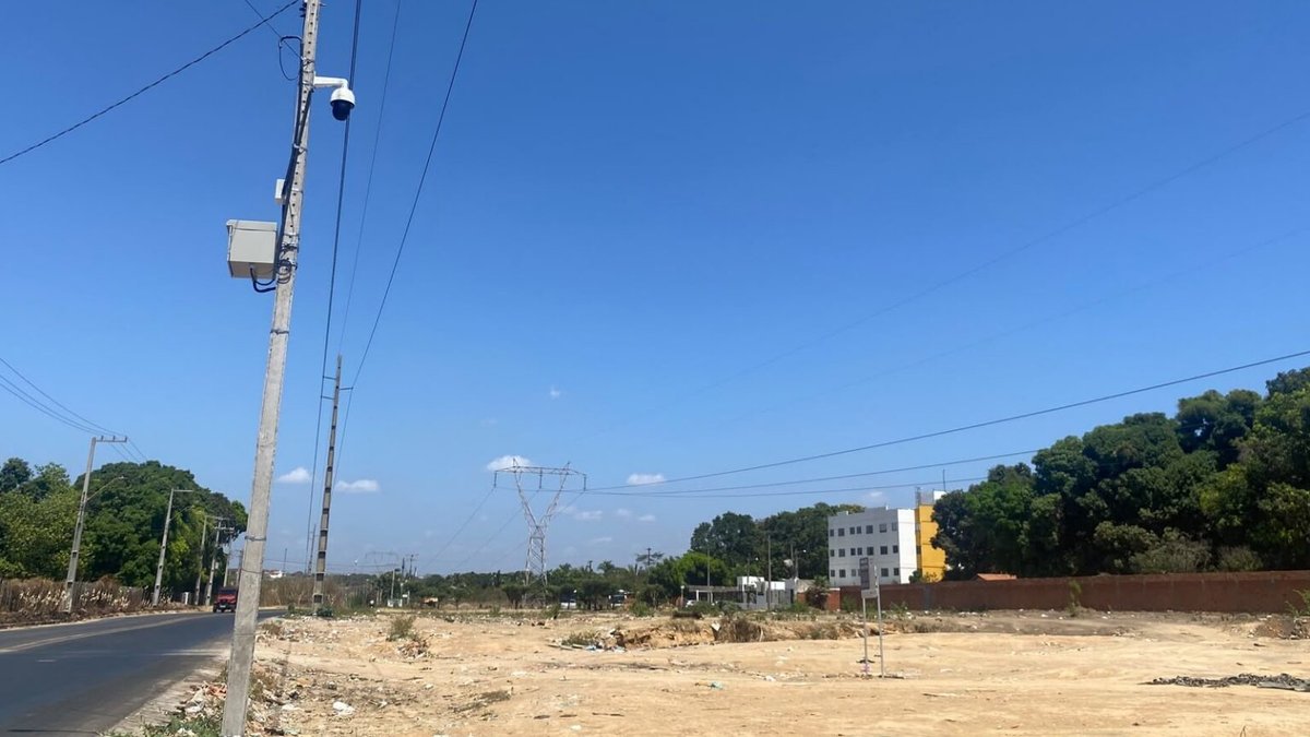 Instalação de câmera de monitoramento para combater descarte irregular de resíduos