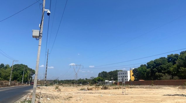 Instalação de câmera de monitoramento para combater descarte irregular de resíduos (Foto: Ascom/PMT)