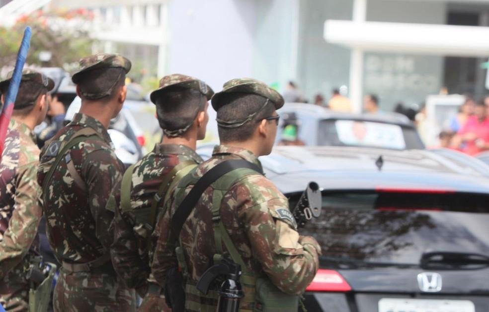 Militares do Exército realizam segurança durante eleições