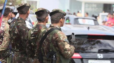 Militares do Exército realizam segurança durante eleições (Foto: Paulo Soares/Grupo Mirante)
