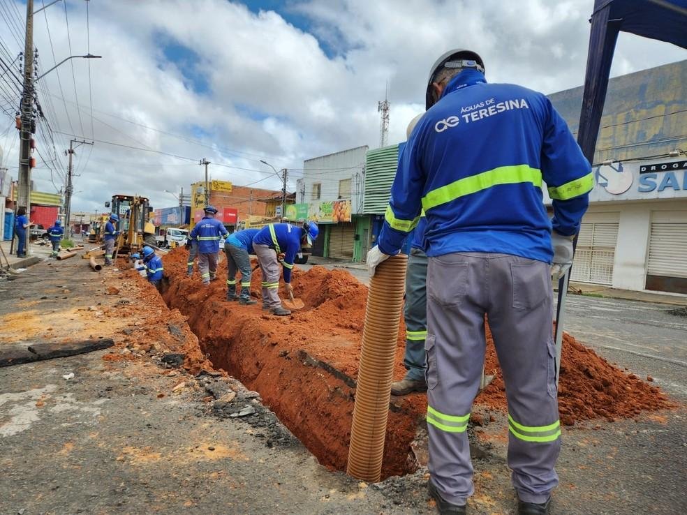 Obra de esgotamento sanitário executada em rua de Teresina