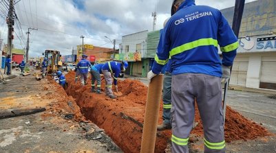 Obra de esgotamento sanitário executada em rua de Teresina (Foto: Divulgação/Águas de Teresina)