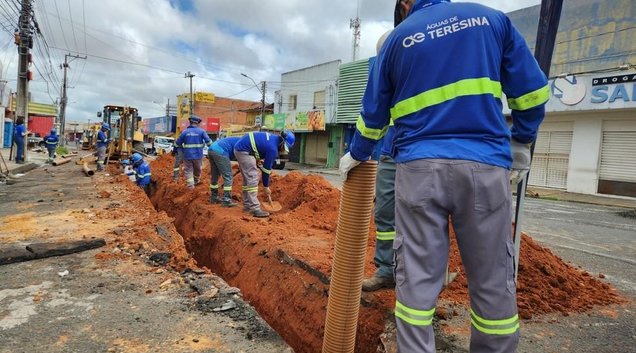 Obra de esgotamento sanitário executada em rua de Teresina (Foto: Divulgação/Águas de Teresina)