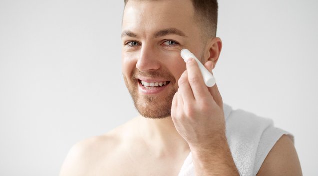 Perda rápida de peso pode favorecer flacidez, redução do volume facial e queda de cabelo (Foto: REPRODUÇÃO)