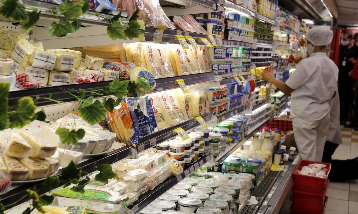 Quedas na conta de luz, alimentos e transporte influenciaram IPCA