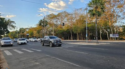 Trânsito na avenida Marechal Castelo Branco, em Teresina (Foto: Caroline Vitorino/g1)