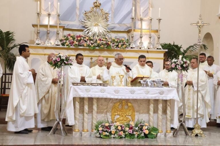 Representante do Papa no Brasil realiza imposição do Pálio Arquiepiscopal a Dom Juarez Marques