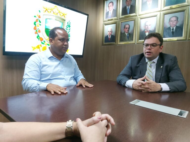 Dentistas da rede municipal de saúde buscam vereadores para denunciar falta de materiais e equipamentos