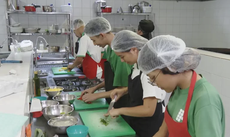 Desemprego cai de 8% para 7,7% no país no terceiro trimestre do ano