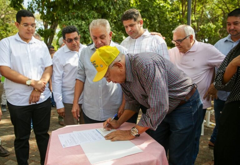 Dr. Pessoa assina Ordem de Serviço de pavimentação asfáltica para 30 ruas do bairro São Cristóvão