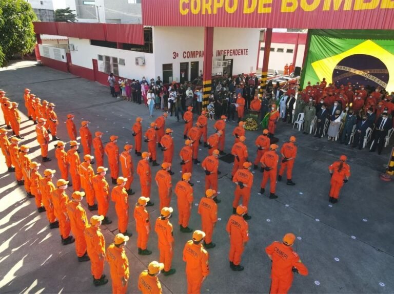 Bombeiros recepcionam alunos aprovados no curso de formação neste sábado (2)