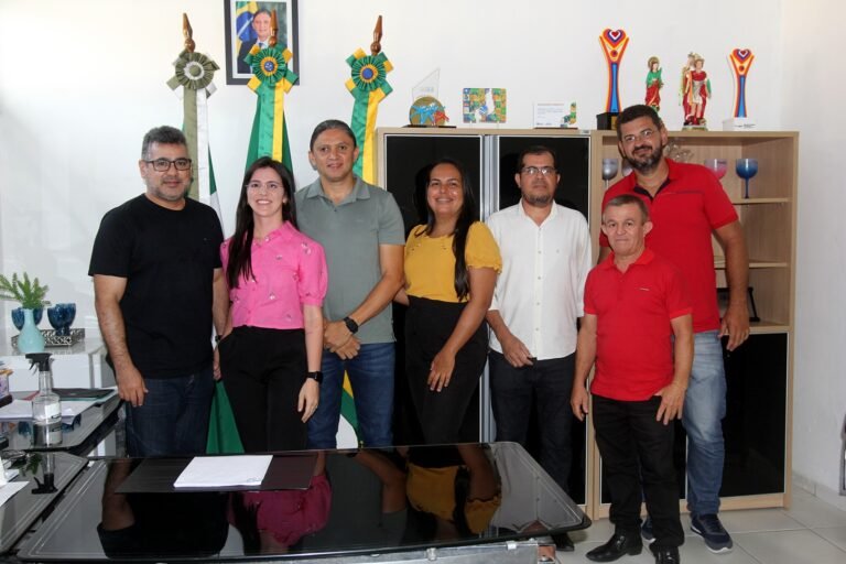 Prefeito Júnior Ribeiro recebe projeto de Regularização Fundiária do bairro Portelinha em Água Branca