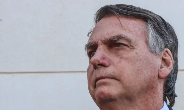 Ordem do STF determina que Bolsonaro entregue passaporte à Justiça 