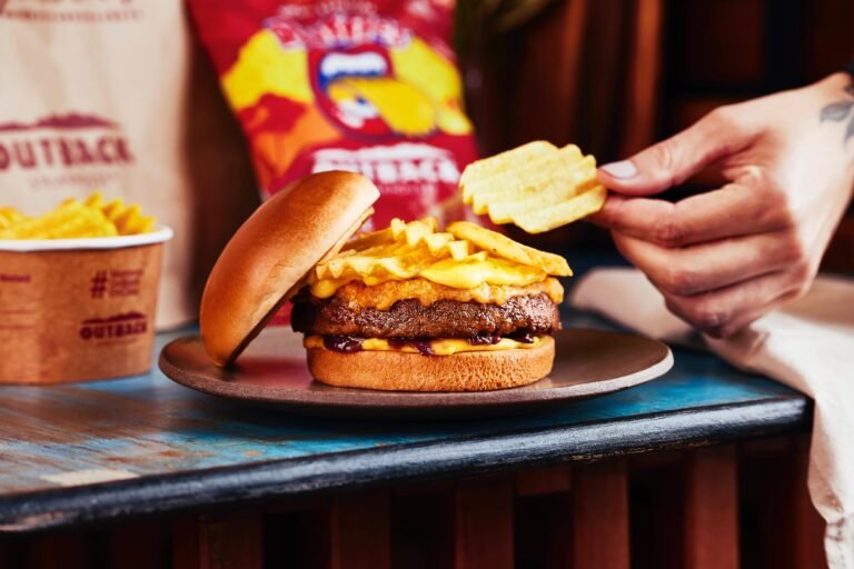 Outback lança novo burger exclusivo com RUFFLES®️ sabor costela barbecue