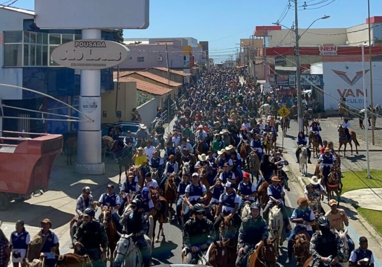 Mega Cavalgada reúne mais de mil vaqueiros em Água Branca