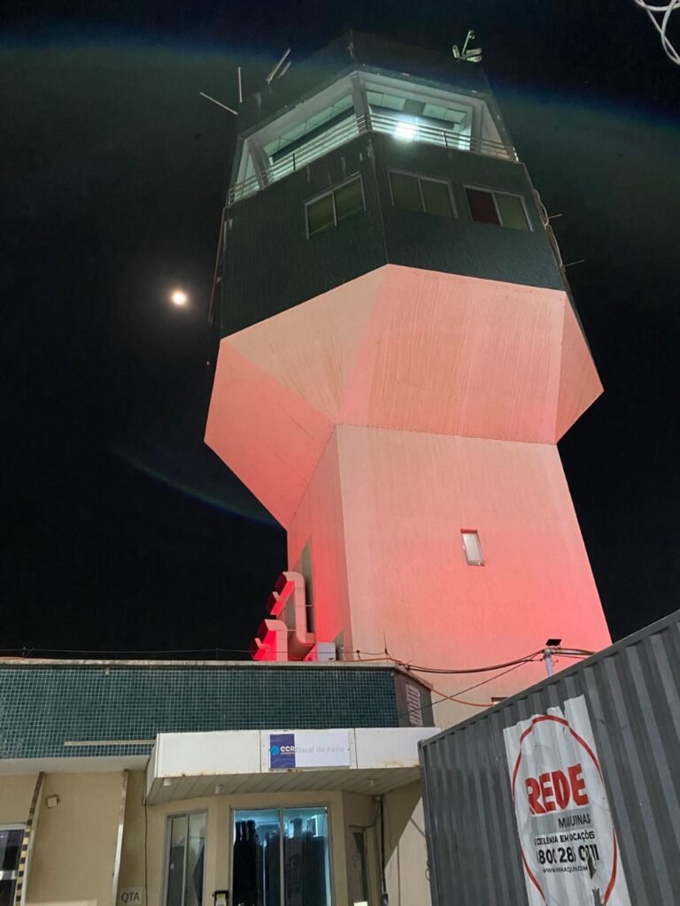 Aeroporto de Teresina adere à campanha Outubro Rosa com iluminação especial