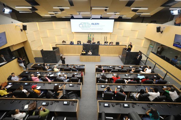 Plenário aprova proibição de celulares em salas de aula