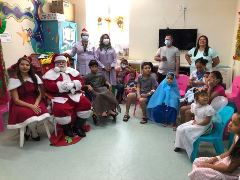 Papai Noel leva alegria às crianças do Hospital Infantil Lucídio Portella